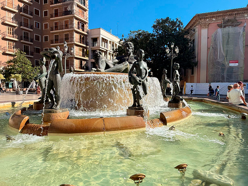 Фонтан Fuente del Turia на Plaza de la Virgen в центре Валенсии